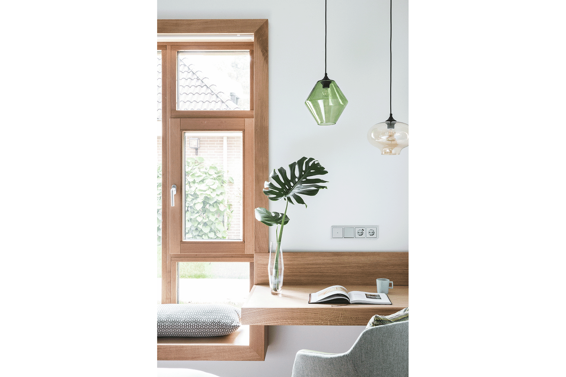 architect zoetmulder hout kozijn bankje verlichting costum-made plant groen duurzaam kussen hotel design hotelkamer