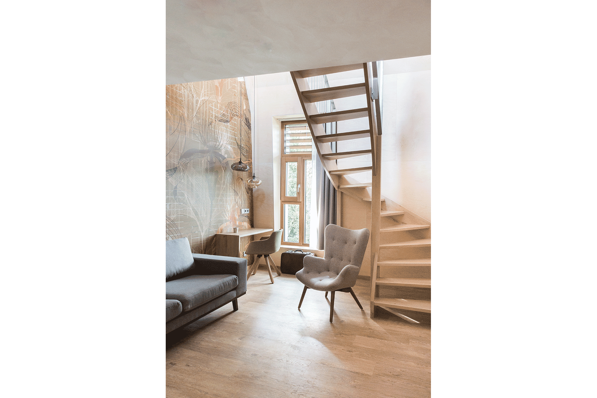 landgoed hotel hotelkamer entresol dubbel bank trap licht geel hout duurzaam fris nieuw vught