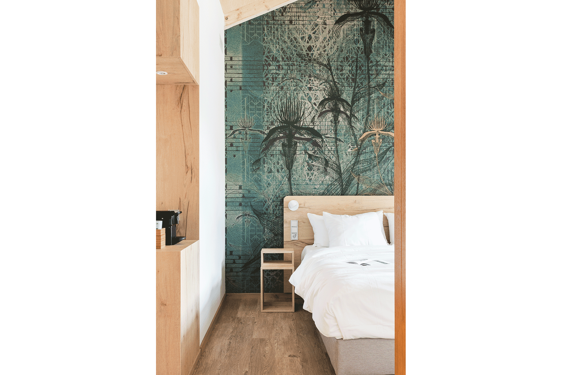 architect zoetmulder hotelkamer bed nachtkastje hout duurzaam patroon groen