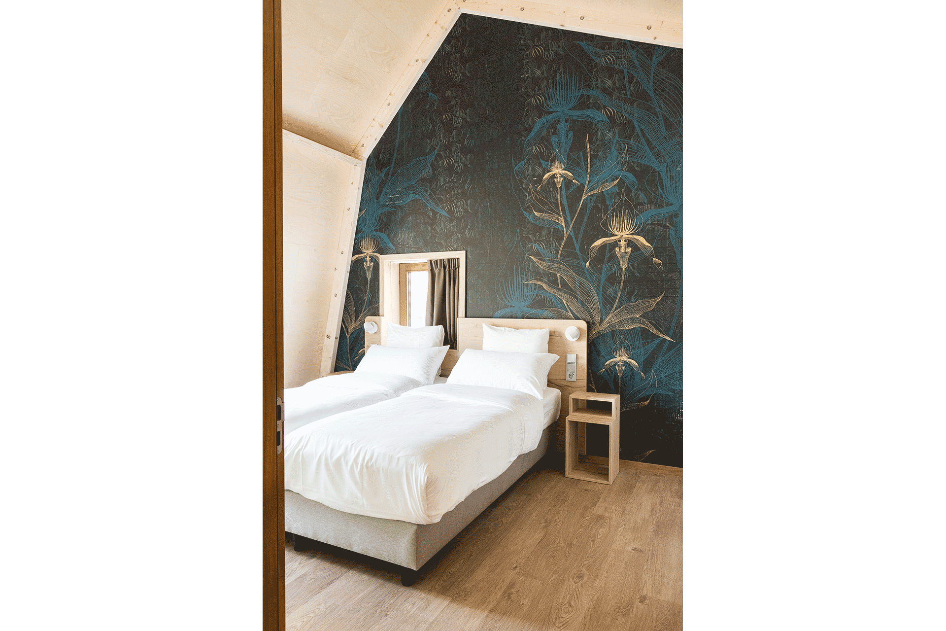 hotelkamer blauw patroon hout duurzaam raam bed duurzaam passief huis licht