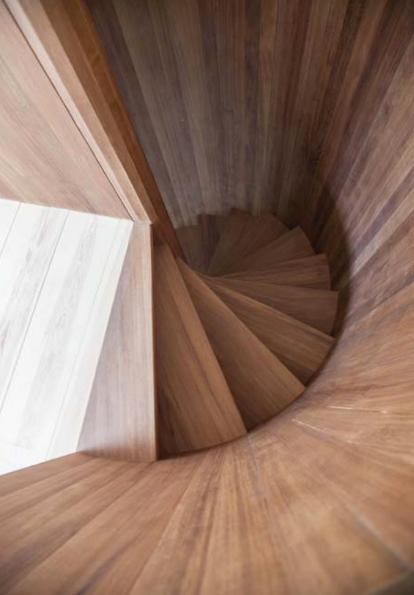 trap rond hout circulair staircase wood